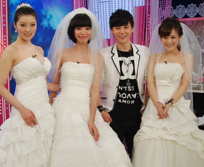 3个女人一台戏 加个大帅哥戏更好看了