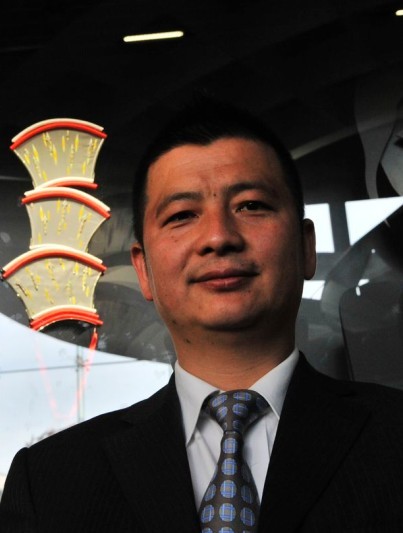 钻石小鸟公关总监马骧虎与"鹊桥"合影