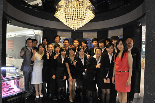 钻石小鸟联合ceo徐潇与员工们亲切合影