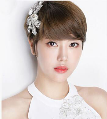 首先是一款气质的韩式新娘发型,气质的中短发烫发加上个性的蓬松处理